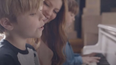 Shakira lanza "Acr&oacute;stico" y sus hijos debutan en la m&uacute;sica al cantar a su lado; el video ya tiene m&aacute;s de 9.5 millones de vistas