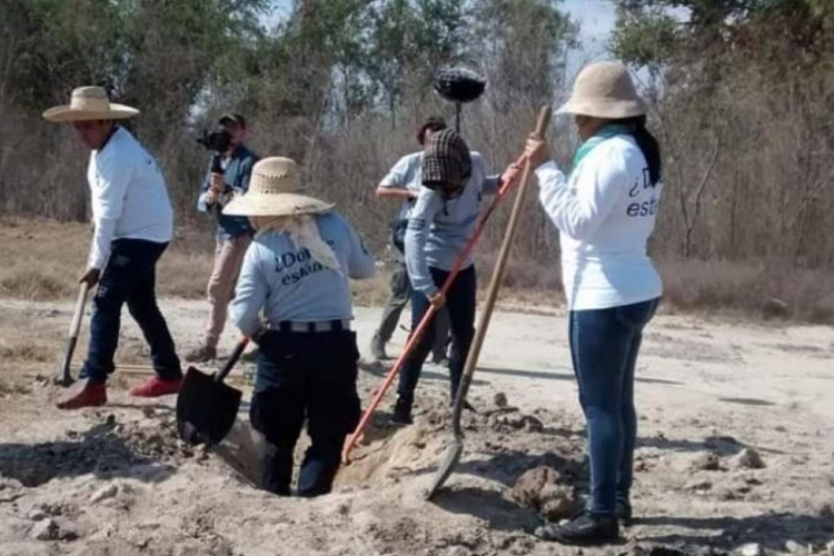 Localizan cuerpo en estado de descomposición dentro de fosa clandestina, en Nuevo Altata, Navolato