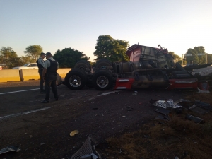 Choca tr&aacute;iler contra estructura met&aacute;lica y se vuelca en la autopista Benito Ju&aacute;rez