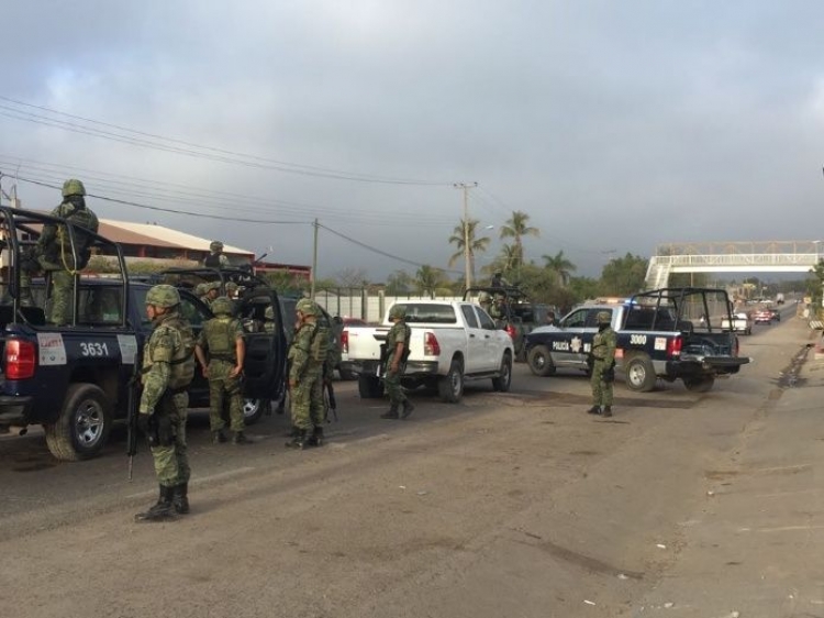Militares catean propiedad y detienen a varias personas, en Limón de los Ramos, Culiacán