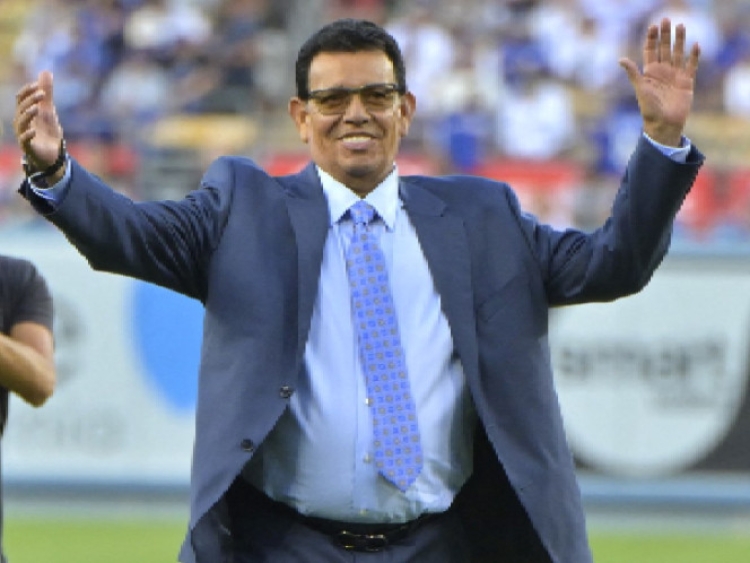 Dodgers de Los Ángeles inmortalizan a Fernando Valenzuela; retiran su número 34