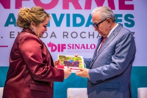 El mandatario estatal acompa&ntilde;&oacute; a la doctora Eneyda Rocha Ruiz a su Informe de actividades