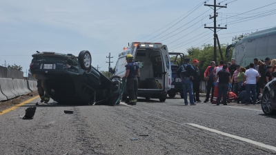 Dos mujeres quedan lesionadas, fueron trasladadas a un hospital de Costa Rica, tras accidente, en la carretera Culiacán-Eldorado