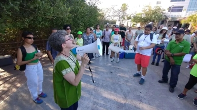 &nbsp;Ambientalistas entregan 4 mil 846 firmas contra hotel en Laguna del Carpintero