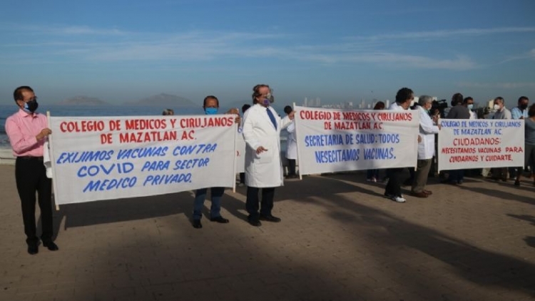 Médicos solicitan vacunarse ante la llegada de turistas a Mazatlán en la semana mayor