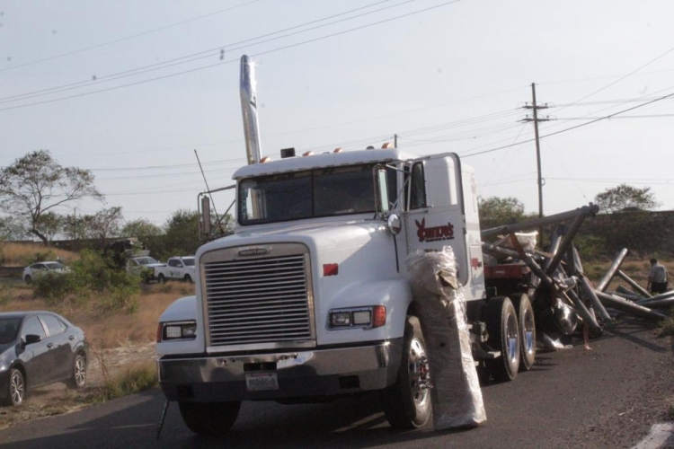 Caen postes metálicos de tráiler y obstruye el tránsito vehicular en el Trébol de El Diez, Culiacán