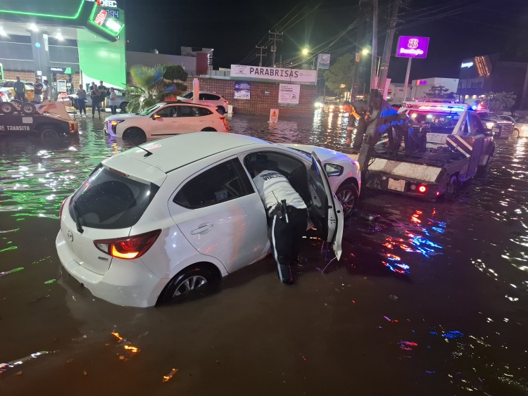 Causa estragos primera lluvia fuerte en Culiacán; inundaciones, encharcamientos y vehículos variados