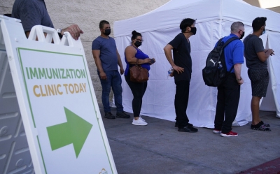 Latinos en EU son el grupo &eacute;tnico que m&aacute;s se vacuna contra el covid-19