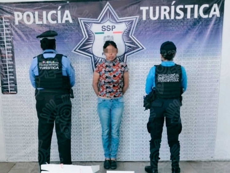 Madre abandona a su hija tras amarrarla en una banca de parque en Puebla