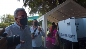 &ldquo;Es un voto por la democracia&rdquo;, dijo Rub&eacute;n Rocha Moya al depositar su voto