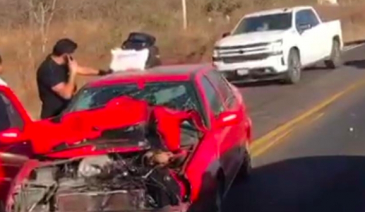 Rescatan a mujer que result&oacute; lesionada en accidente ocurrido en la carretera Internacional M&eacute;xico 15 a la altura de San Lorenzo