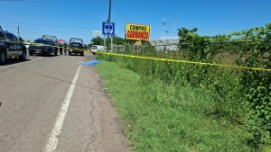 Abandonan a un hombre asesinado en la carretera Culiac&aacute;n-Eldorado