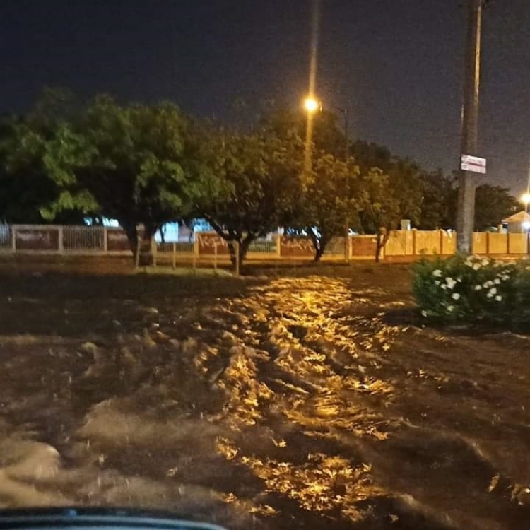 Carros varados y calles inundadas deja la lluvia en el puerto