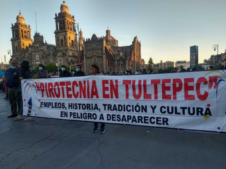 Productores de pirotecnia del Edomex protestan frente a Palacio Nacional