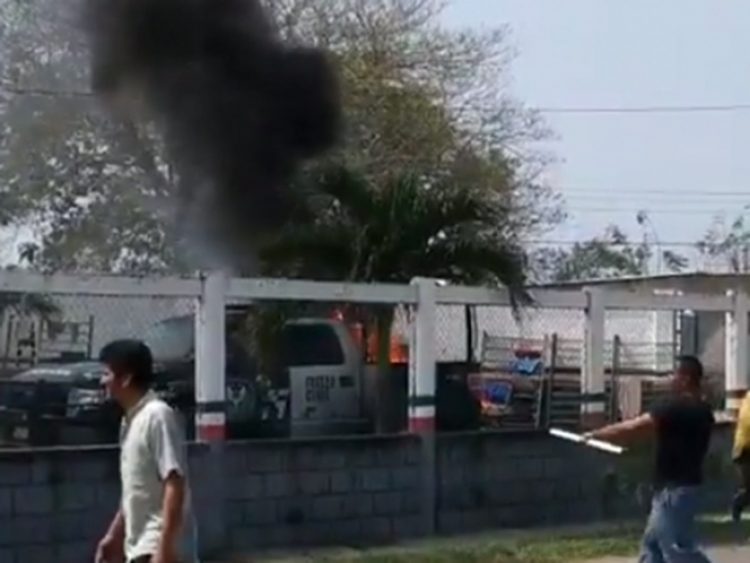 Pobladores queman patrullas de la Fuerza Civil en Veracruz; Hay 12 detenidos