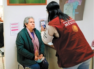 INE reclama uso de credencial en vacunaci&oacute;n