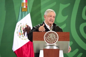 AMLO mantiene postura de no usar cubrebocas si no es necesario, afirma que su eficacia no est&aacute; comprobada