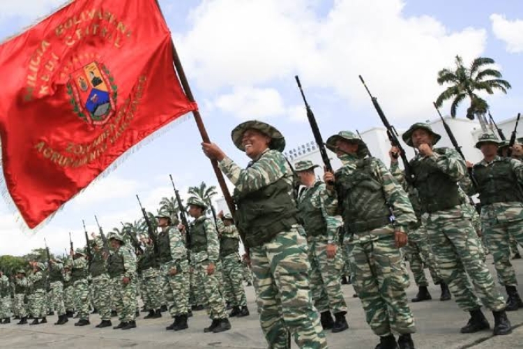 Miles de personas se enlistaron hoy en las fuerzas militares de Venezuela