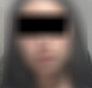Polic&iacute;as municipales arrestan a mujer que violent&oacute; una camioneta y a su conductor