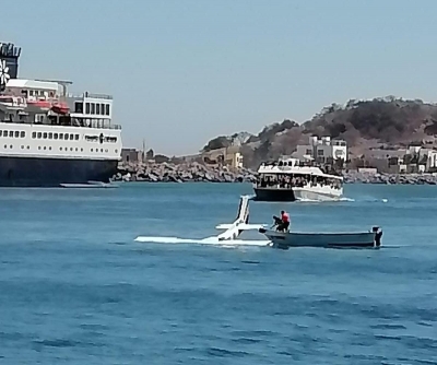 Se desploma avioneta en canal de Mazatl&aacute;n, un beb&eacute; sin vida, tres menores y una mujer lesionados fueron rescatados