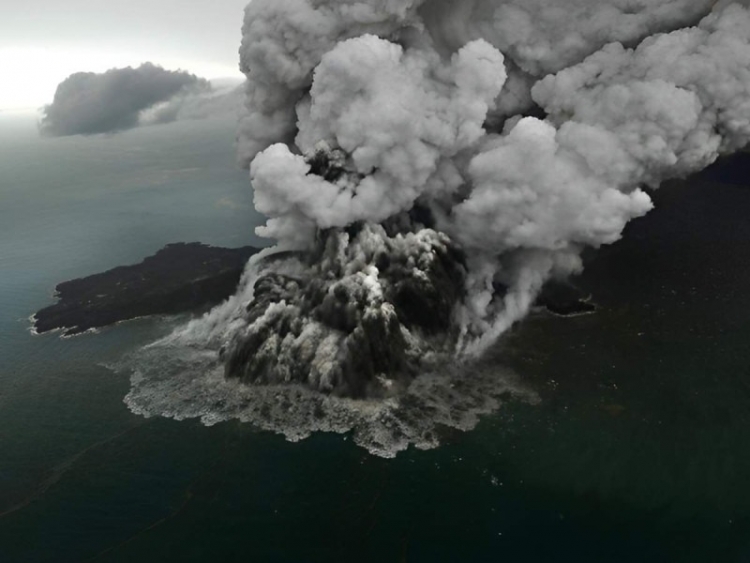 Volcán Anak Krakatoa de Indonesia entra en erupción; así fue captada la explosión