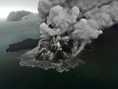 Volc&aacute;n Anak Krakatoa de Indonesia entra en erupci&oacute;n; as&iacute; fue captada la explosi&oacute;n