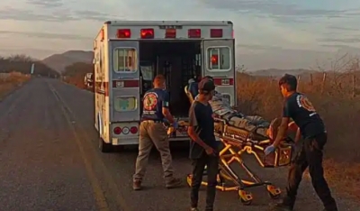 Un motociclista result&oacute; lesionado tras derrapar sobre carretera M&eacute;xico 15