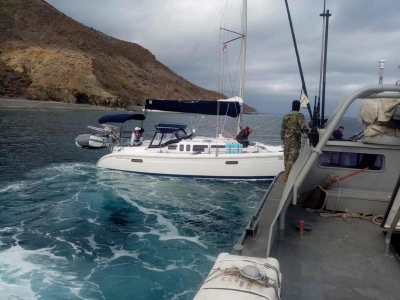 Rescatan a pareja de n&aacute;ufragos en Ensenada