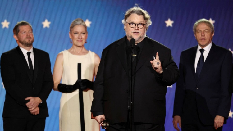 Guillermo del Toro recibe el Critics&#039; Choice Award 2023 a Mejor Película Animada por su filme &quot;Pinocchio&quot;