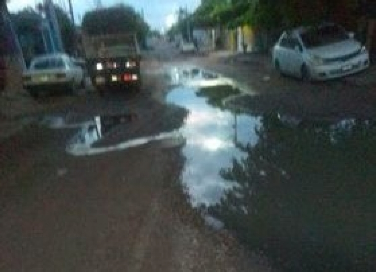 Quince d&iacute;as aguantando las aguas negras, en Aguaruto