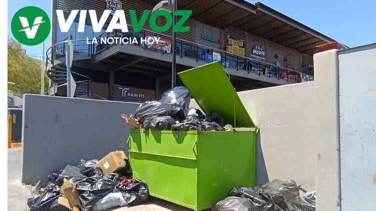 Entre m&uacute;sica, basura y malos olores de cantinas, vecinos de la Plaza Ador&eacute; dicen estar hartos