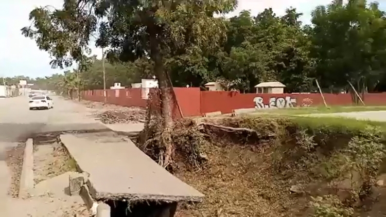 Zona de riesgo, canal destrozado al costado de un parque