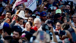 'Marcha del Pueblo': Ante dificultad de avance, intentan subir a AMLO a un coche; el tumulto lo impide y &eacute;l se reh&uacute;sa