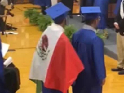 Niegan diploma a alumno en EU por portar bandera de M&eacute;xico