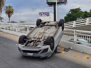 Volcadura de auto deja como saldo a una persona herida, sobre el Puente del Blvd. Jos&eacute; Lim&oacute;n, en Culiac&aacute;n