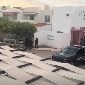 Luego de transmitir en redes sociales que llegaban polic&iacute;as a un domicilio detienen a tres personas