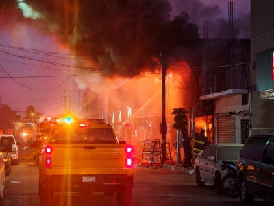 Una muerta y tres lesionados dej&oacute; el incendio que consumi&oacute; dulcer&iacute;a del Centro de Navolato
