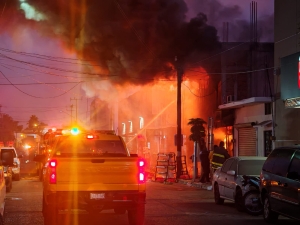 Una muerta y tres lesionados dej&oacute; el incendio que consumi&oacute; dulcer&iacute;a del Centro de Navolato