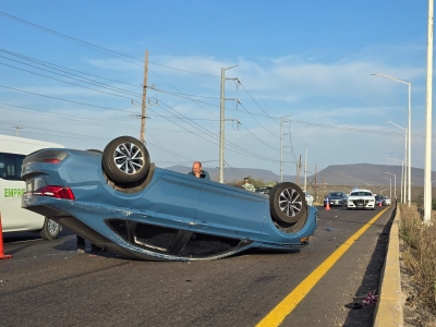 Da&ntilde;os materiales deja volcadura de auto en La Costerita en la zona de Barrancos