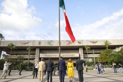 Quirino iza la bandera nacional por el inicio de la Independencia de M&eacute;xico