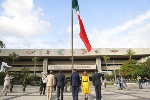 Quirino iza la bandera nacional por el inicio de la Independencia de M&eacute;xico