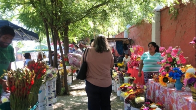 Se activa el comercio en panteones este D&iacute;a de las Madres