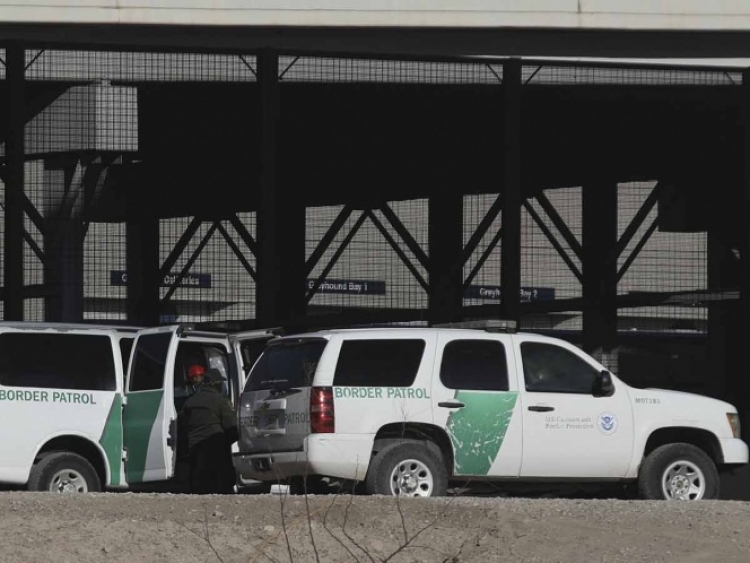 Agente de EU mata a migrante en frontera con M&eacute;xico