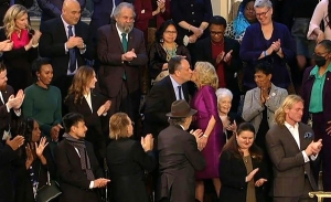 El extra&ntilde;o beso en la boca entre Jill Biden y el esposo de Kamala Harris en el Estado de la Uni&oacute;n
