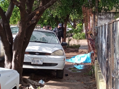 Con rastros de sangre en el abdomen encuentran sin vida a un hombre sobre una banqueta