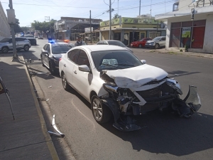 Choque entre una patrulla municipal y un auto deja da&ntilde;os materiales, en la Colonia Centro, en Culiac&aacute;n