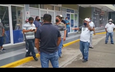 Se manifiestan pac&iacute;ficamente vendedores de playa