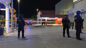 Ataque armado deja un asesinado y una mujer herida en Walmart de La Conquista en Culiac&aacute;n