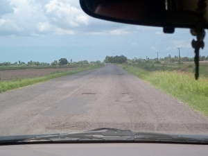 Abandonada y peligrosa la carretera de Navolato a La Palma, denuncia defensor de DDHH