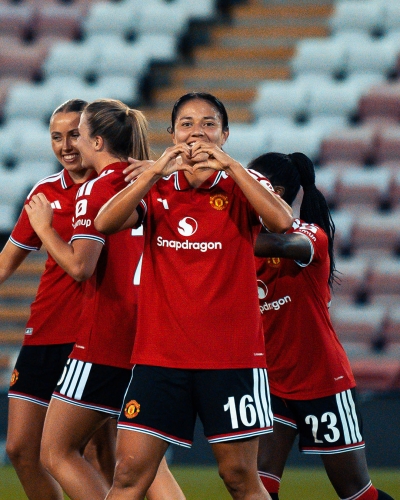 Mexicana Rebeca Bernal debuta como titular y brilla con doblete en goleada del Manchester United